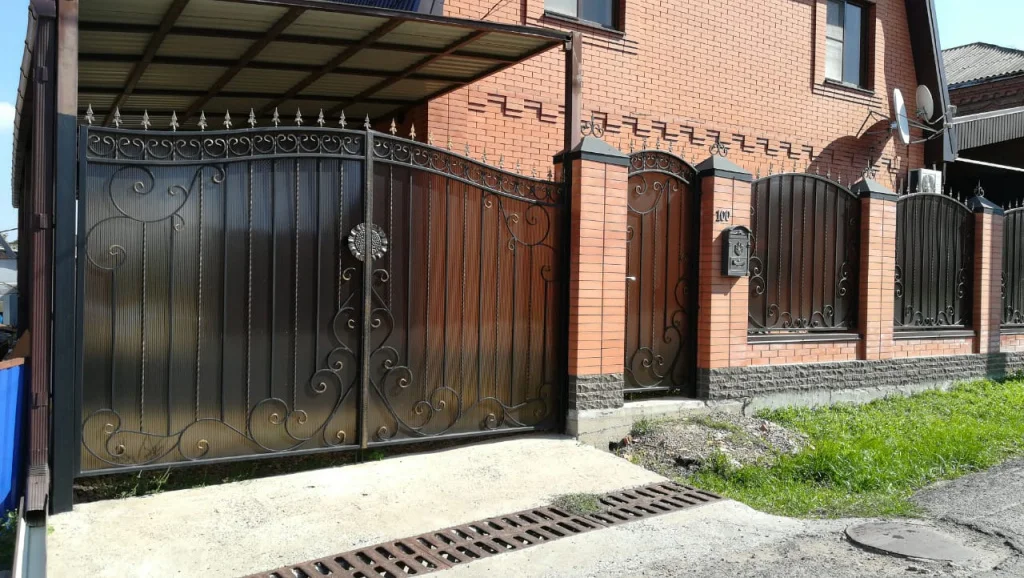 Поликарбонат для забора: как правильно выбрать