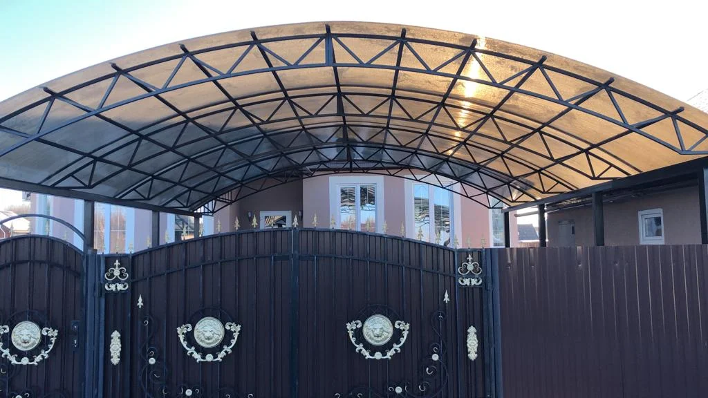 Поликарбонатный козырек над крыльцом (монолитный)