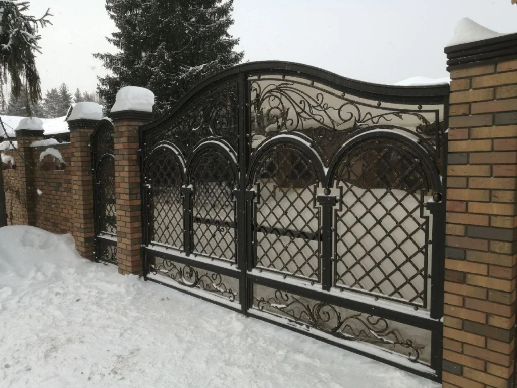 Как сделать кованый забор с поликарбонатом для частного дома 