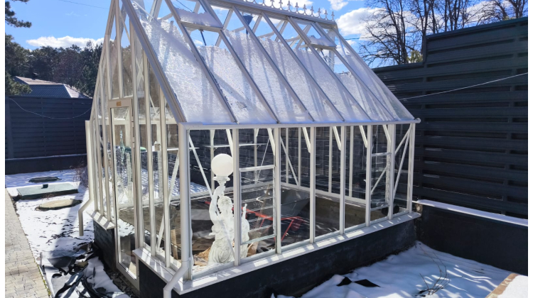 Фото теплицы с разбитыми окнами